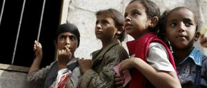 Kinder in der Hauptstadt Sanaa warten an einer Ausgabestelle auf Essen. 