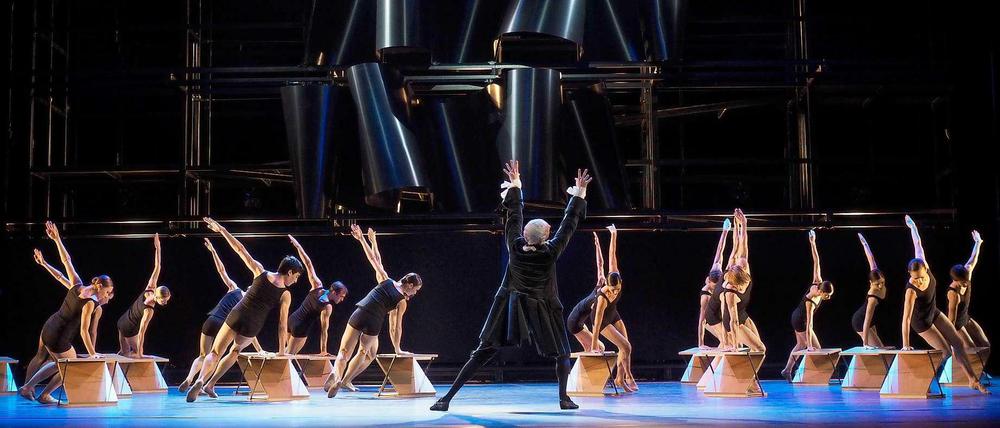 Solisten und das Corps de ballet vom Berliner Staatsballett.