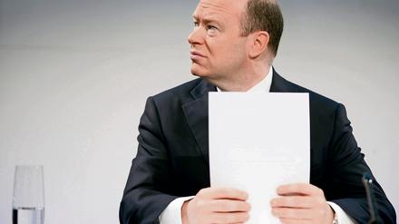 John Cryan. Der 54-jährige Brite führt die Deutsche Bank bis Frühjahr 2016 zusammen mit Jürgen Fitschen. 