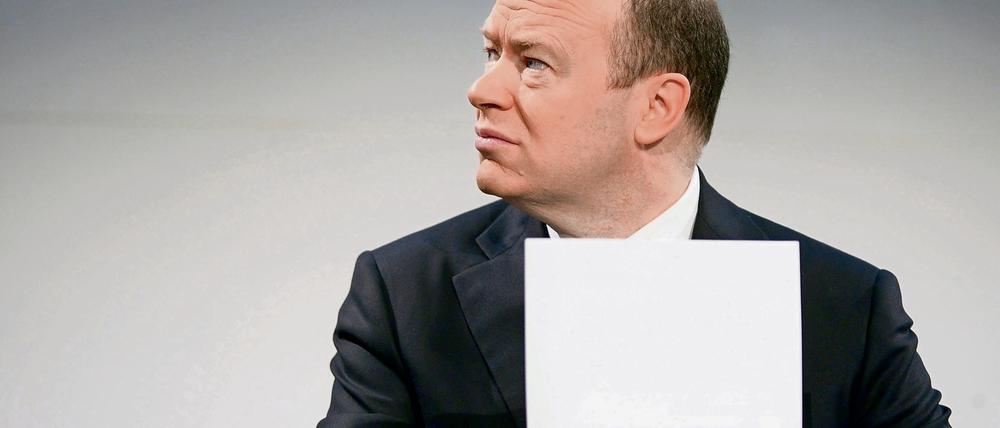 John Cryan. Der 54-jährige Brite führt die Deutsche Bank bis Frühjahr 2016 zusammen mit Jürgen Fitschen. 