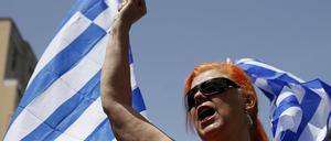 Eine Griechin demonstriert am Sonntag in Athen für die griechische Regierung.