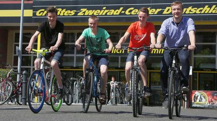 Senatorin Scheeres gab Anfang Juli den Startschuss für das Hilfsprojekt Die Fahrradhelden. Zum Auftakt überreichte Aktionspartner Stadler den ersten vier Pflegekindern ihr neues Fahrrad.