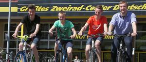 Senatorin Scheeres gab Anfang Juli den Startschuss für das Hilfsprojekt Die Fahrradhelden. Zum Auftakt überreichte Aktionspartner Stadler den ersten vier Pflegekindern ihr neues Fahrrad.