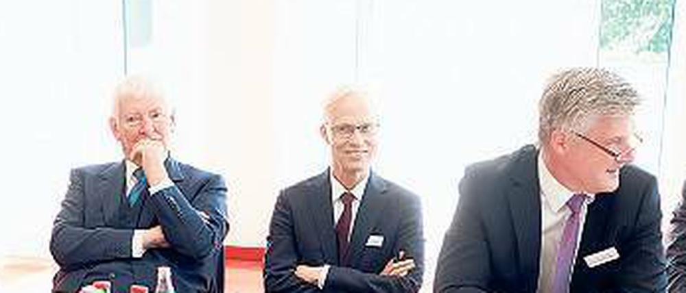 Mit Beistand. Nikolaus Ziegert (Mitte) lässt seine Stiftung beraten von Otto Schily (links) und Eckhart Hertzsch. 