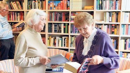 Stöbern und plaudern. In Wohnungsgenossenschaften wird Solidarität gelebt. Eigene Bibliotheken und regelmäßige Treffs gehören zu den Angeboten ebenso wie Einkaufshilfen oder ein Conciergeservice. 