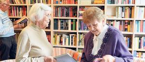 Stöbern und plaudern. In Wohnungsgenossenschaften wird Solidarität gelebt. Eigene Bibliotheken und regelmäßige Treffs gehören zu den Angeboten ebenso wie Einkaufshilfen oder ein Conciergeservice. 