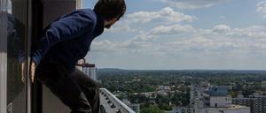 Gefährlich sieht es aus, fast lebensmüde. Doch für R. gehören solche Situationen wie hier an einem Hochhaus in der Gropiusstadt in Neukölln zum Arbeitsalltag. Rooftopping im Waschbärenstil nennt er seine Kletterei.