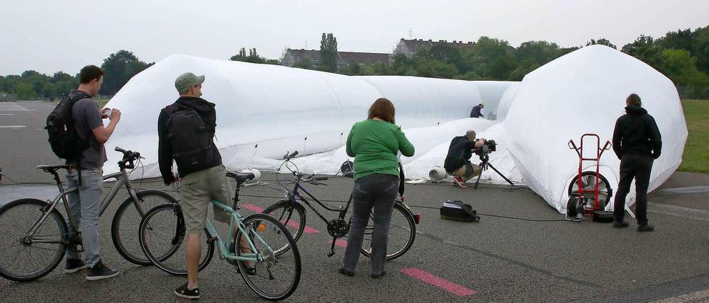 Raum für Kunst: Mit einem Schlauchboot auf dem Tempelhofer Feld machte eine Künstlergruppe auf die Flüchtlingskatastrophe im Mittelmeer aufmerksam. 