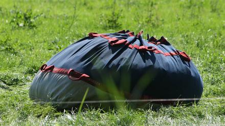Der bereits verpackte Ballon auf einem Feld bei Kremmen.
