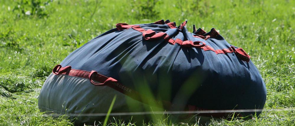Der bereits verpackte Ballon auf einem Feld bei Kremmen.