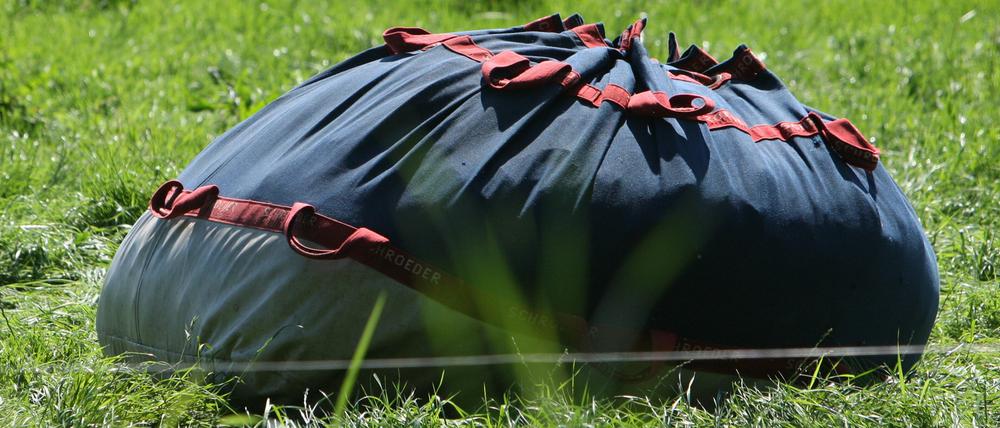 Der bereits verpackte Ballon liegt auf einem Feld bei Kremmen (Brandenburg).