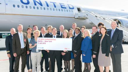 Seit 10 Jahren fliegt die United Airlines Nonstop-Flüge zwischen Berlin und New York. Vor Ort in Berlin Tegel waren dabei: Die Crew und Vertreter von United Airlines sowie Vertreter der Flughafen Berlin Brandenburg GnbH. 