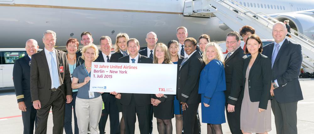 Seit 10 Jahren fliegt die United Airlines Nonstop-Flüge zwischen Berlin und New York. Vor Ort in Berlin Tegel waren dabei: Die Crew und Vertreter von United Airlines sowie Vertreter der Flughafen Berlin Brandenburg GnbH. 