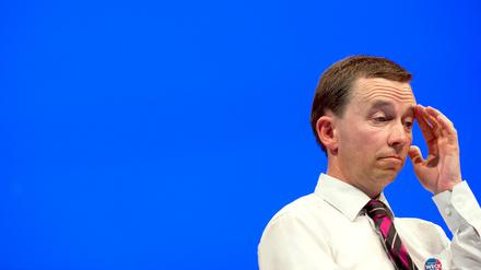 Parteichef Bernd Lucke sitzt am 04.07.2015 in Essen (Nordrhein-Westfalen) beim Parteitag der AfD auf dem Podium.