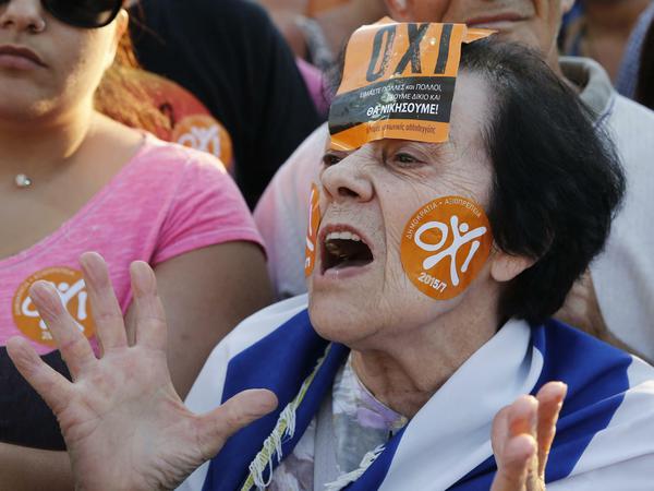 Auf dem Syntagmaplatz in Athen versammelten sich am Freitagabend Tausende Demonstranten, um das "Nein" der Regierung lautstark zu unterstützen.