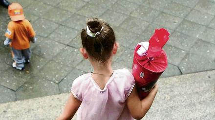 Mit der Schultüte in einen neuen Lebensabschnitt? Das wird bei 6000 Berliner Kindern, die von der Einschulung zurückgestellt werden sollen, noch ein Jahr länger dauern.
