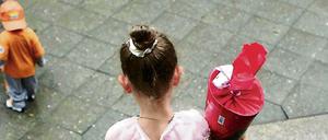Mit der Schultüte in einen neuen Lebensabschnitt? Das wird bei 6000 Berliner Kindern, die von der Einschulung zurückgestellt werden sollen, noch ein Jahr länger dauern.