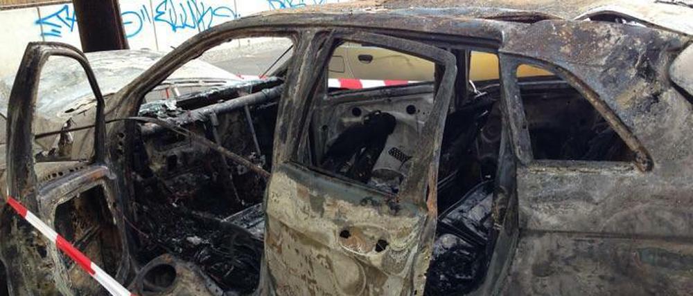 Der Mercedes in der Scherenbergstraße in Prenzlauer Berg brannte in der Nacht vollständig aus.