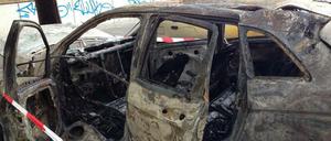 Der Mercedes in der Scherenbergstraße in Prenzlauer Berg brannte in der Nacht vollständig aus.