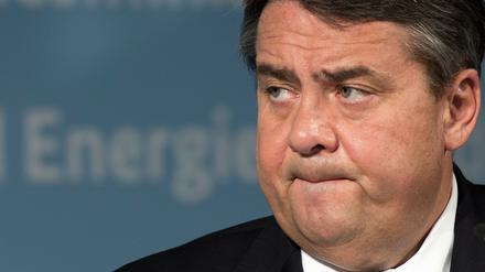 Bundeswirtschaftsminister Sigmar Gabriel (SPD) greift den griechischen Ministerpräsidenten Alexis Tsipras nach dem Nein im Referendum scharf an. 