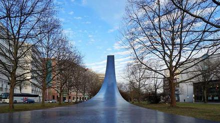 Straßenkunst. „Arc de 124,5°“ heißt die 20 Meter hohe Skulptur von Bernar Venet auf dem Mittelstreifen vor der Urania. 1987 war das Kunstwerk ein Geschenk Frankreichs zur 750-Jahr-Feier-Berlins. 