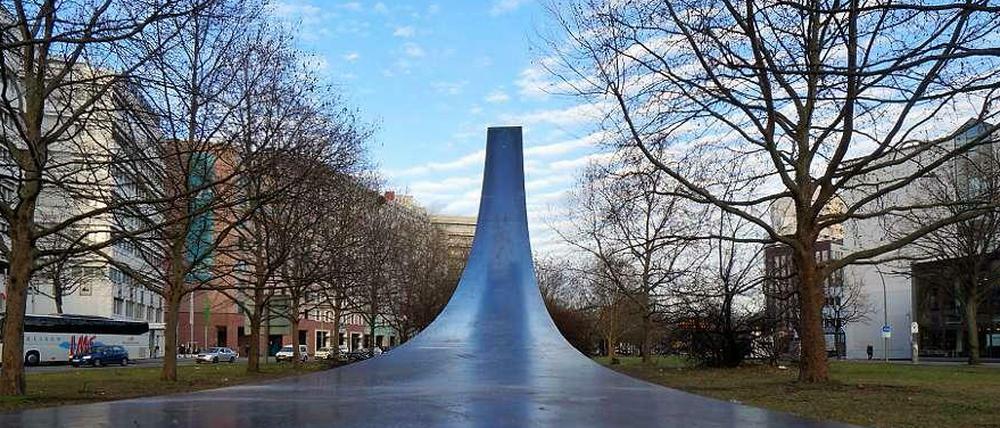 Straßenkunst. „Arc de 124,5°“ heißt die 20 Meter hohe Skulptur von Bernar Venet auf dem Mittelstreifen vor der Urania. 1987 war das Kunstwerk ein Geschenk Frankreichs zur 750-Jahr-Feier-Berlins. 