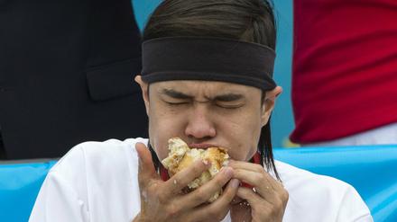 Matt Stonie, mit 62 verschlungenen Hot Dogs Sieger des traditionellen Wettessens in New York