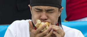 Matt Stonie, mit 62 verschlungenen Hot Dogs Sieger des traditionellen Wettessens in New York