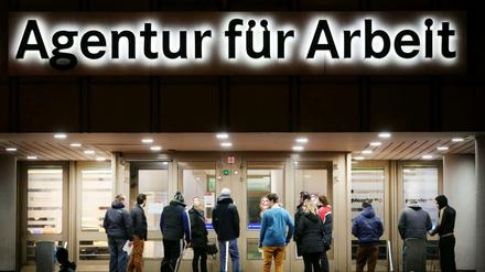 Schlange stehen für einen Job.