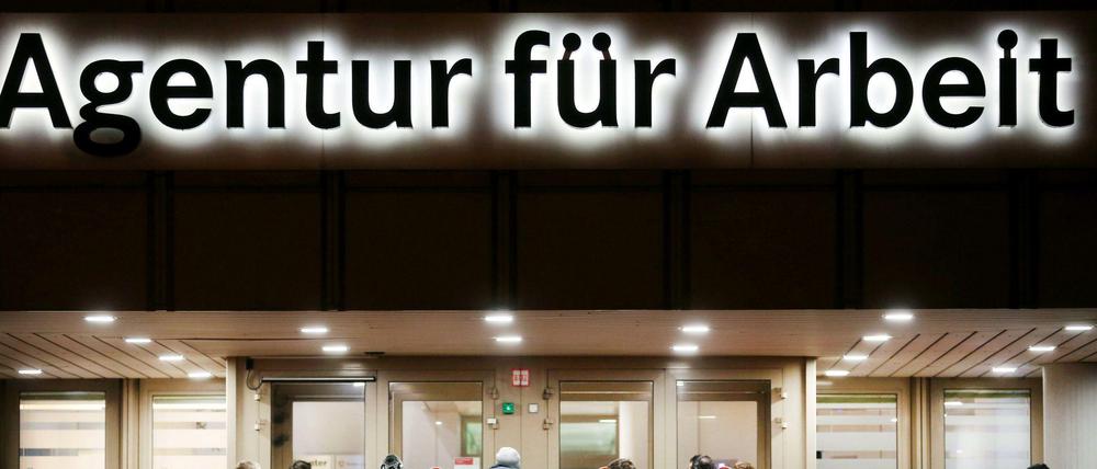 Schlange stehen für einen Job.