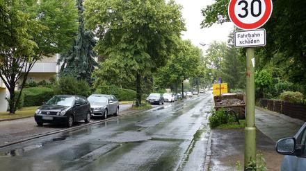 Schneller, als es dieses Schild erlaubt, kann man hier aufgrund der massiven Fahrbahnschäden sowieso nicht mehr fahren