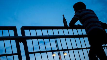 Mann mit Weg-Bier auf der Warschauer Brücke.