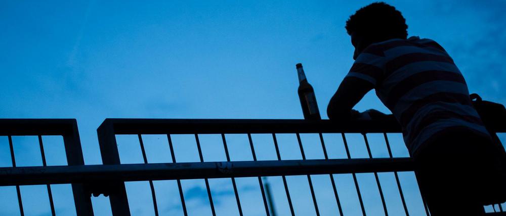 Mann mit Weg-Bier auf der Warschauer Brücke.