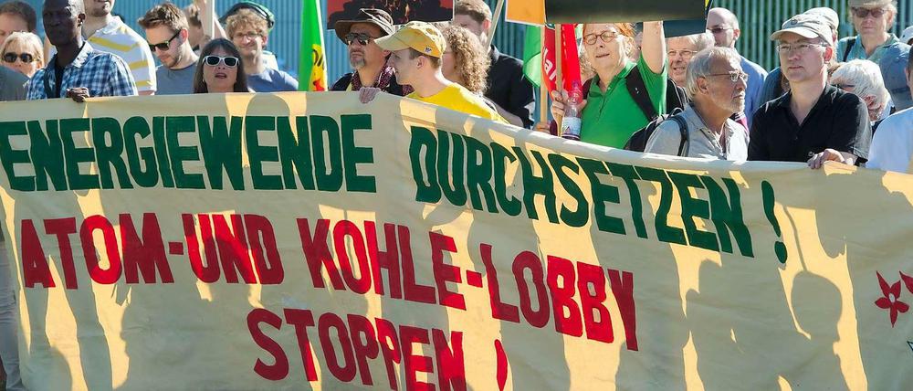 Drei Stunden bevor sich die Parteichefs zum Energiegipfel im Bundeskanzleramt trafen, demonstrierten noch einmal ein paar Hundert Leute für den Kohleausstieg.