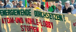 Drei Stunden bevor sich die Parteichefs zum Energiegipfel im Bundeskanzleramt trafen, demonstrierten noch einmal ein paar Hundert Leute für den Kohleausstieg. 