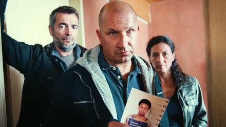 Drogenfahnder Franz Hofstetter (Mitte, Andreas B. Krämer) hat täglich mit nigerianischen Dealern zu tun. Die Kommissare Liz Ritschards (Delia Mayer) und Reto Flückiger (Stefan Gubser) müssen hingegen einen Mord aufklären.