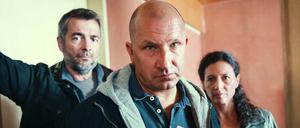 Drogenfahnder Franz Hofstetter (Mitte, Andreas B. Krämer) hat täglich mit nigerianischen Dealern zu tun. Die Kommissare Liz Ritschards (Delia Mayer) und Reto Flückiger (Stefan Gubser) müssen hingegen einen Mord aufklären.