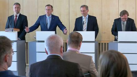 Die Vier von der Bahn: Personalvorstand Ulrich Weber (rechts) und GDL-Chef Claus Weselsky (links) rahmen die Schlichter Matthias Platzeck (zweiter von rechts) und Bodo Ramelow ein. 