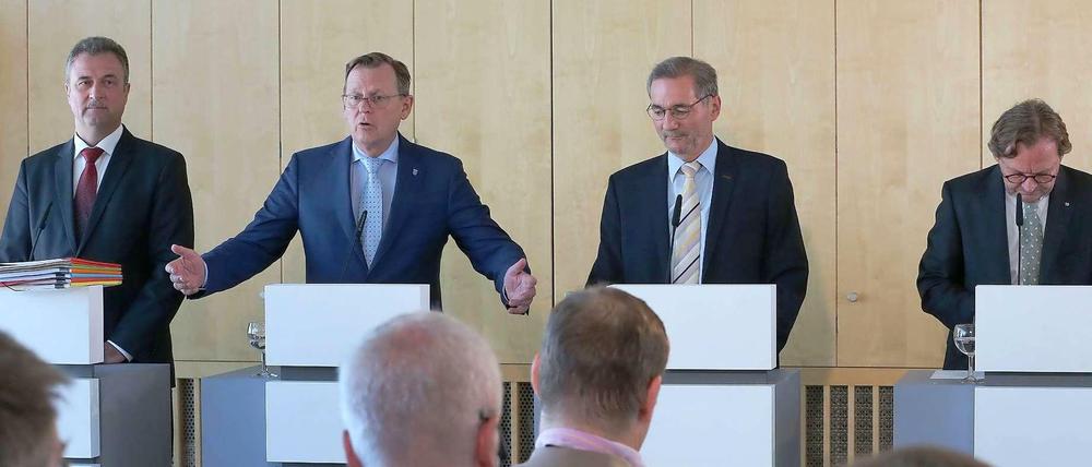 Die Vier von der Bahn: Personalvorstand Ulrich Weber (rechts) und GDL-Chef Claus Weselsky (links) rahmen die Schlichter Matthias Platzeck (zweiter von rechts) und Bodo Ramelow ein. 