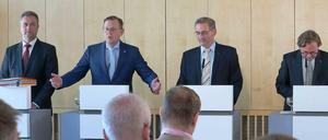 Die Vier von der Bahn: Personalvorstand Ulrich Weber (rechts) und GDL-Chef Claus Weselsky (links) rahmen die Schlichter Matthias Platzeck (zweiter von rechts) und Bodo Ramelow ein. 