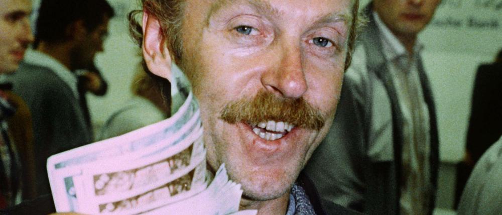Hans-Joachim Corsalli, damals 41 Jahre alt und von Beruf Kohlefahrer, bekamt am 1. Juli 1990 als erster DDR-Bürger in Ost-Berlin die West-Währung ausgezahlt - und dann gleich 2000 Mark.