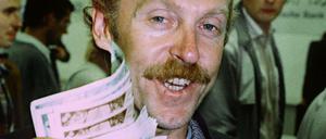 Hans-Joachim Corsalli, damals 41 Jahre alt und von Beruf Kohlefahrer, bekamt am 1. Juli 1990 als erster DDR-Bürger in Ost-Berlin die West-Währung ausgezahlt - und dann gleich 2000 Mark.