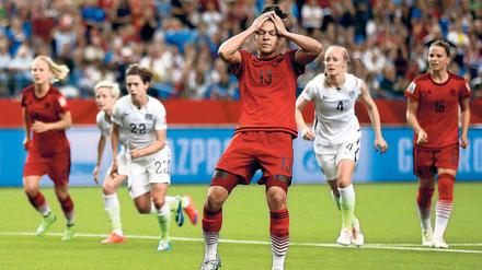 Zum Dutt raufen. Celia Sasic haderte noch lange damit, dass sie den Elfmeter gegen die USA nicht verwandelt hatte. 