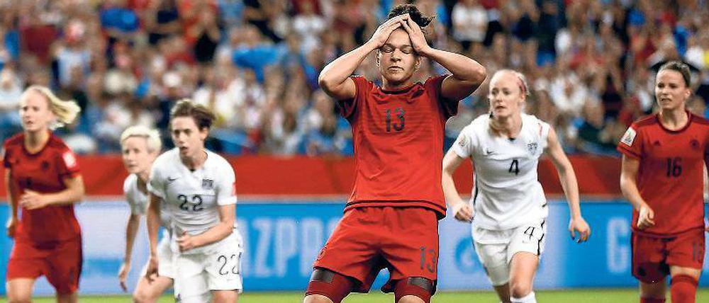 Zum Dutt raufen. Celia Sasic haderte noch lange damit, dass sie den Elfmeter gegen die USA nicht verwandelt hatte.