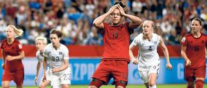Zum Dutt raufen. Celia Sasic haderte noch lange damit, dass sie den Elfmeter gegen die USA nicht verwandelt hatte. 