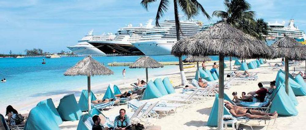 Hafenbar Nassau. Am Strand des British Colonial Hilton erleben die Gäste fast hautnah, wie beliebt die Bahamas bei Passagieren von Kreuzfahrtschiffen sind.