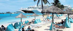 Hafenbar Nassau. Am Strand des British Colonial Hilton erleben die Gäste fast hautnah, wie beliebt die Bahamas bei Passagieren von Kreuzfahrtschiffen sind.   