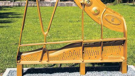 Eisern aus einem Guss. Stilisierter Flügel im Steinway-Park von Seesen.