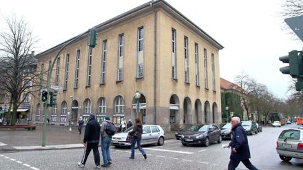 Ort der Menschlichkeit? Unsere Autorin hat, nach einigen Umwegen, im Bürgeramt von Berlin-Zehlendorf sehr nette Menschen getroffen. Die das Beste aus ihrer Lage machen.