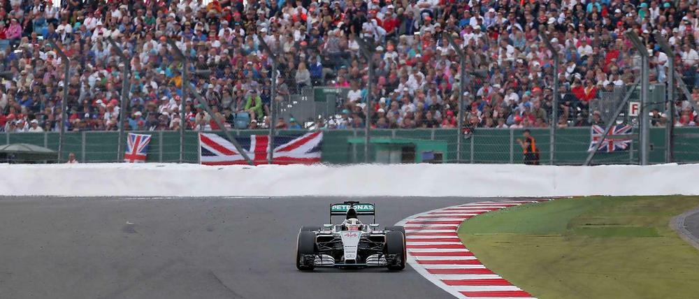 Nicht zu stoppen: Lewis Hamilton auf dem Weg zu seinem Heimerfolg in Silverstone.